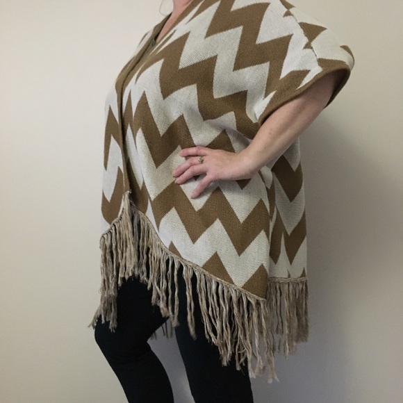 📦 Love & Liberty |Mustard Chevron Poncho - Picture 4 of 5